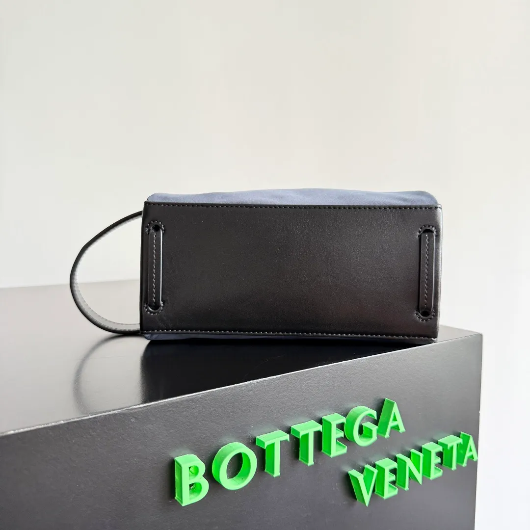 Batch 1160 Bottega Veneta When BV's classic genes are integrated into daily storage, this new bag directly understands the "advanced practical aesthetics"✨The new storage bag reshapes the sense of daily ritual with a low-key luxury attitude. The selection of high-quality nylon is light but tough. It reflects BV's dedication to quality. It can withstand the bumps of the journey and complement the daily sophistication. The large capacity is amazing, and the partitioned storage is ingeniously designed. Cosmetics and small items are in their proper places. Business trips, travels, and commuting are all about worry-free storage in one package. Style number: 806369 Size: 20*10*9cm